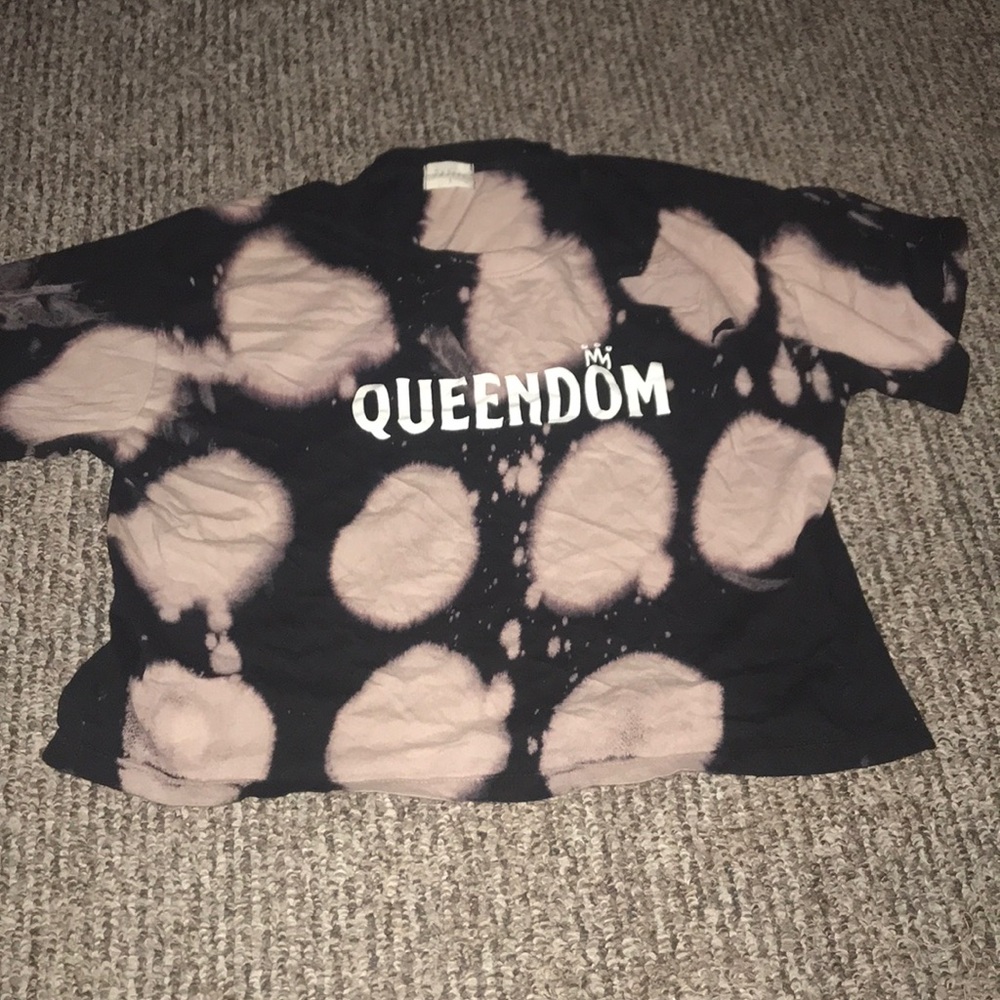 Black crop top shirt